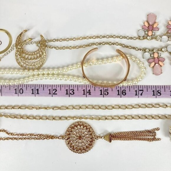 Gold Tone Pink and Faux Pearls Charming Charlie Statement Necklace Set Mary Kay - Picture 4 of 9